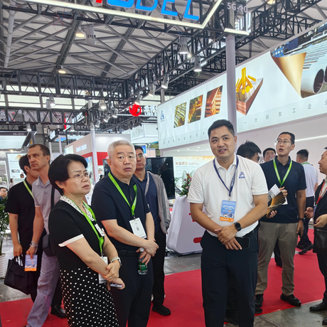 Des dirigeants gouvernementaux visitent le stand d'Alva Machinery &agrave; l'exposition ALUMINIUM CHINA Expo07.png